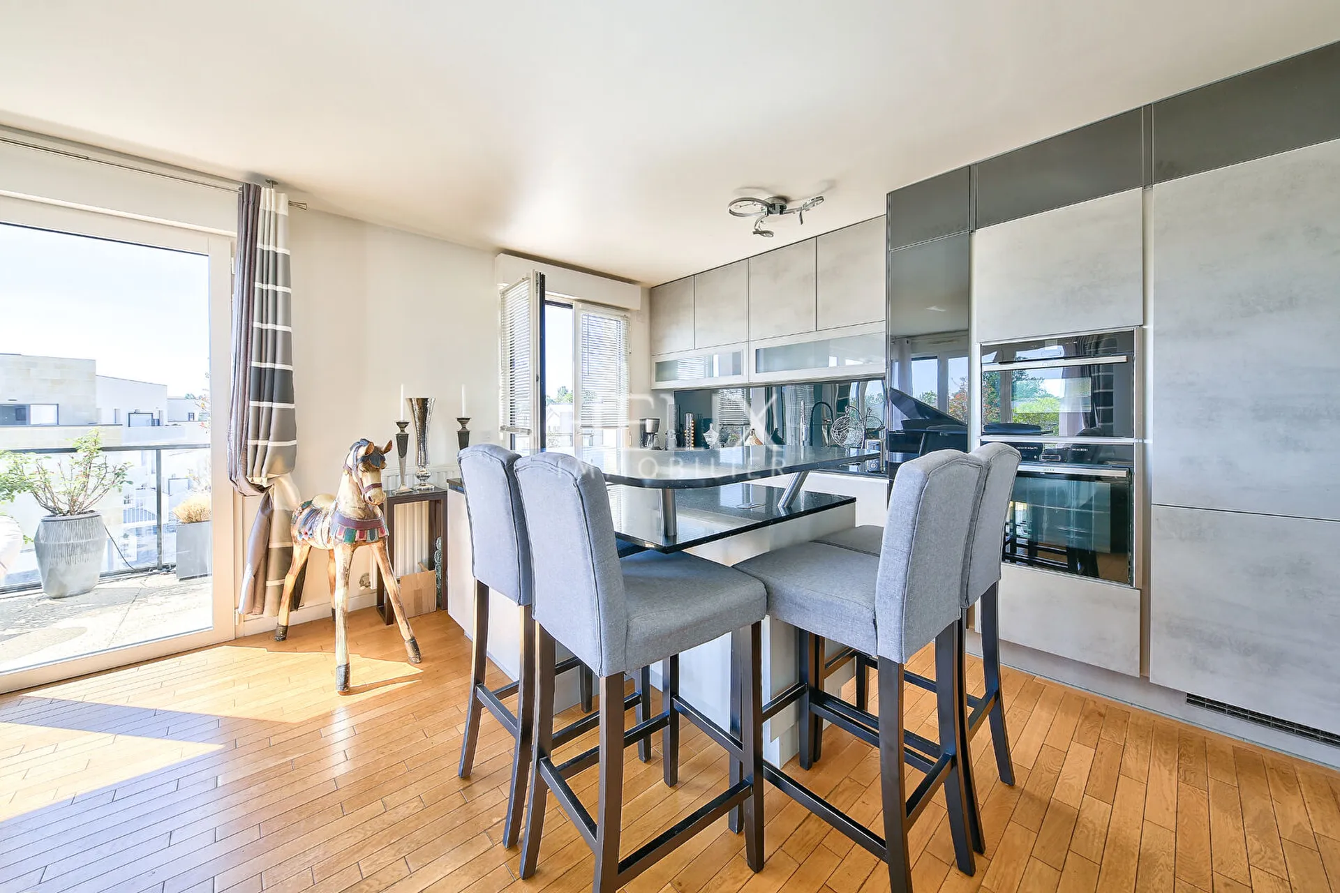 Superbe appartement 3 pièces de 63,95 M² habitable avec un balcon de 20,90 M² à Saint-Germain-en-Laye.
Situé au 4me étage la résidence So Green dévoile une architecture soignée et élégante dans son cadre naturel, en bordure de forêt 