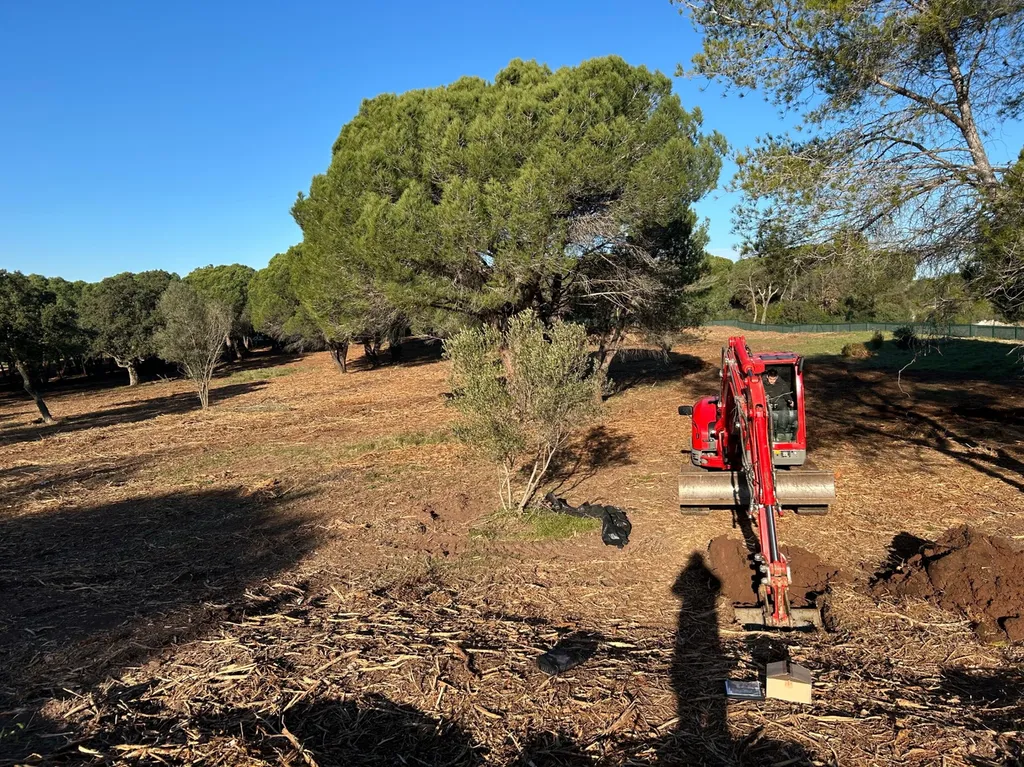 Sondages à la pelle mécanique aux alentours de Fréjus