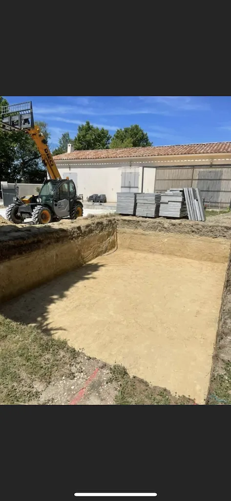 Terrassier pour terrassement de trou de piscine dans le Luberon
