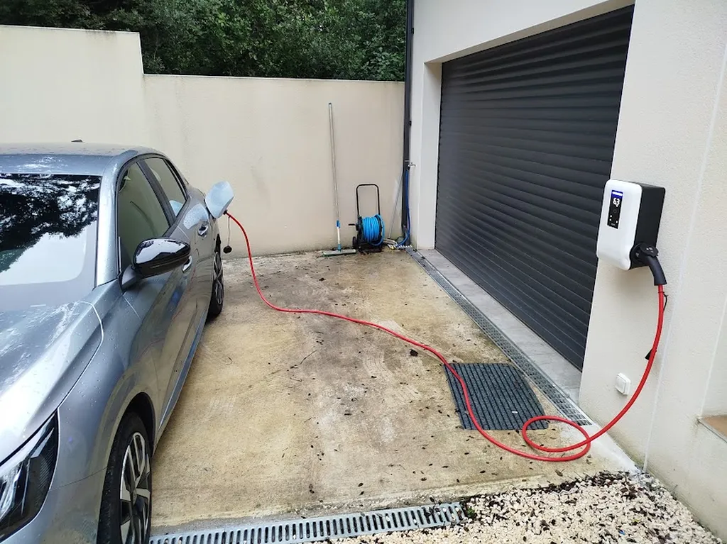 Recharger sa Peugeot avec une bonre de recharge DAZE par infiny elec à saint genies des Mourgues