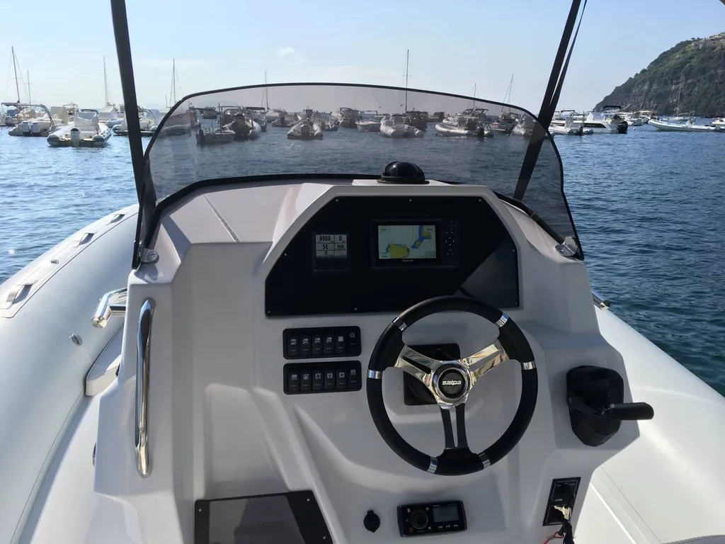 Bateau semi-rigide Salpa Soleil 28 neuf à vendre en Martinique à Saint-Joseph