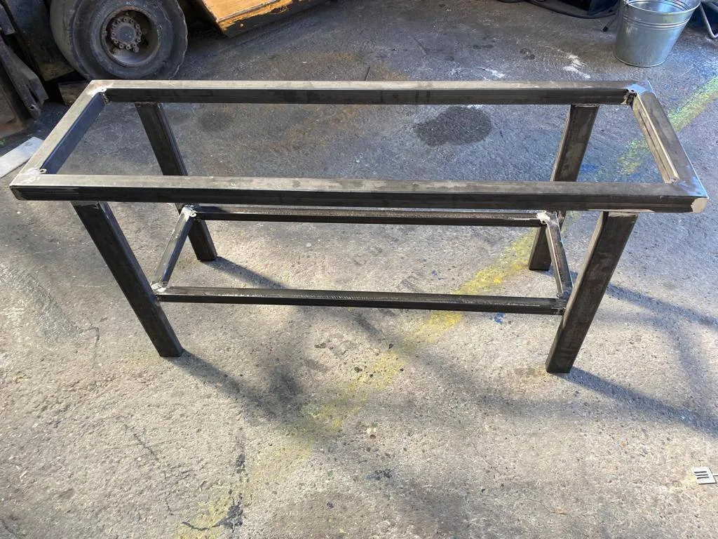 MEUBLE SUR MESURE EN ACIER METALLIQUE DANS LES BDR 
