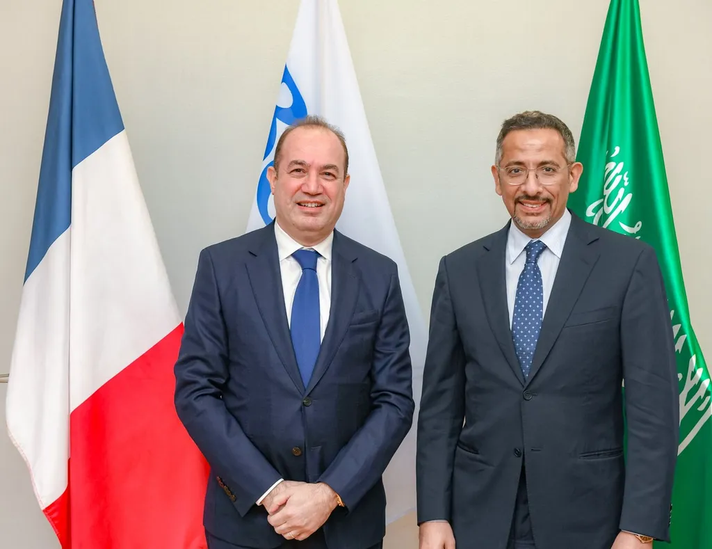 Son Excellence Monsieur Bandar I. Alkhorayef a visité l'usine de production Benta Lyon