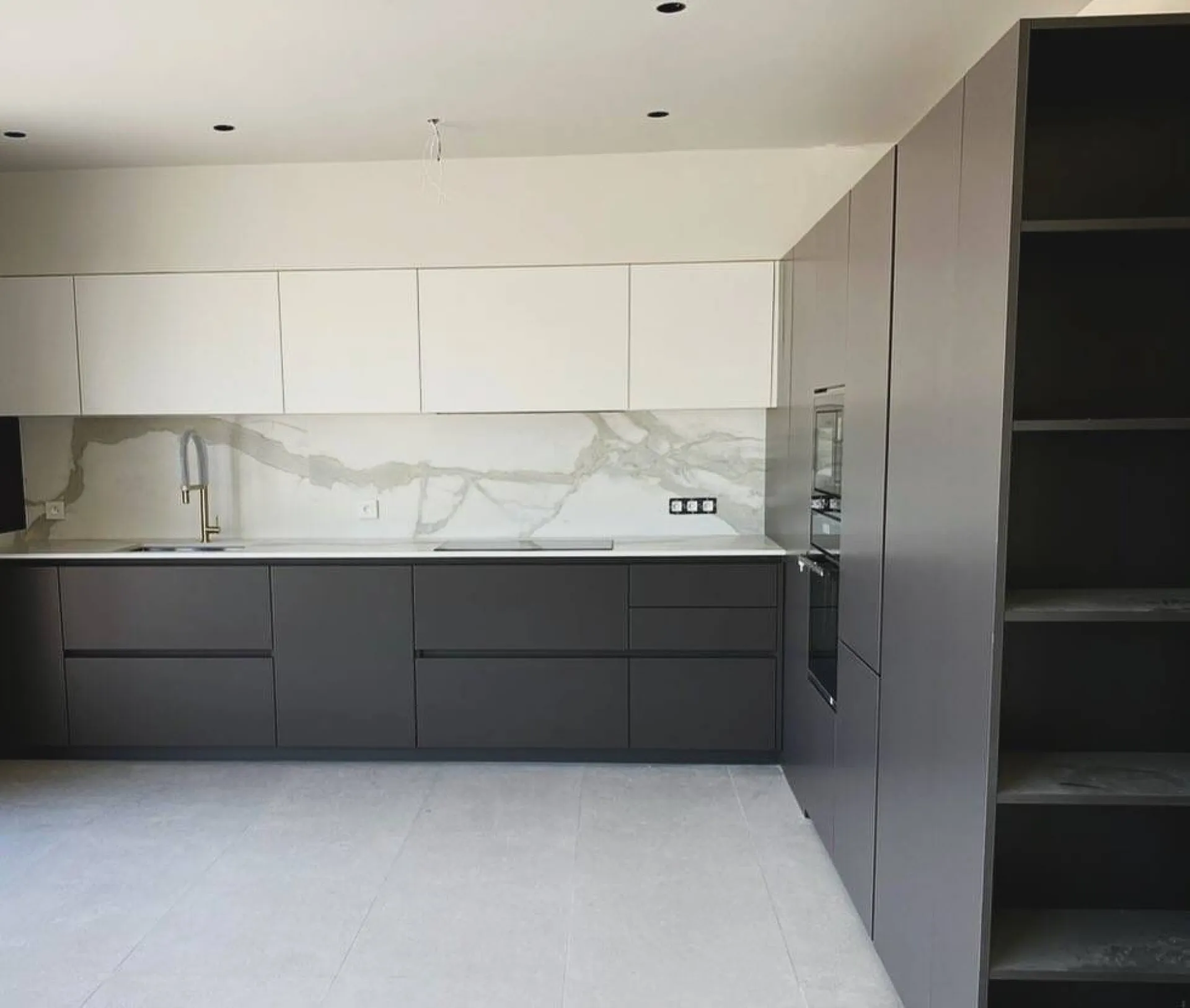 Photo d'un modèle de cuisine italienne moderne installée sur mesure à Bandol dans le 83