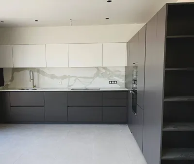 Photo d'un modèle de cuisine italienne moderne installée sur mesure à Bandol dans le 83