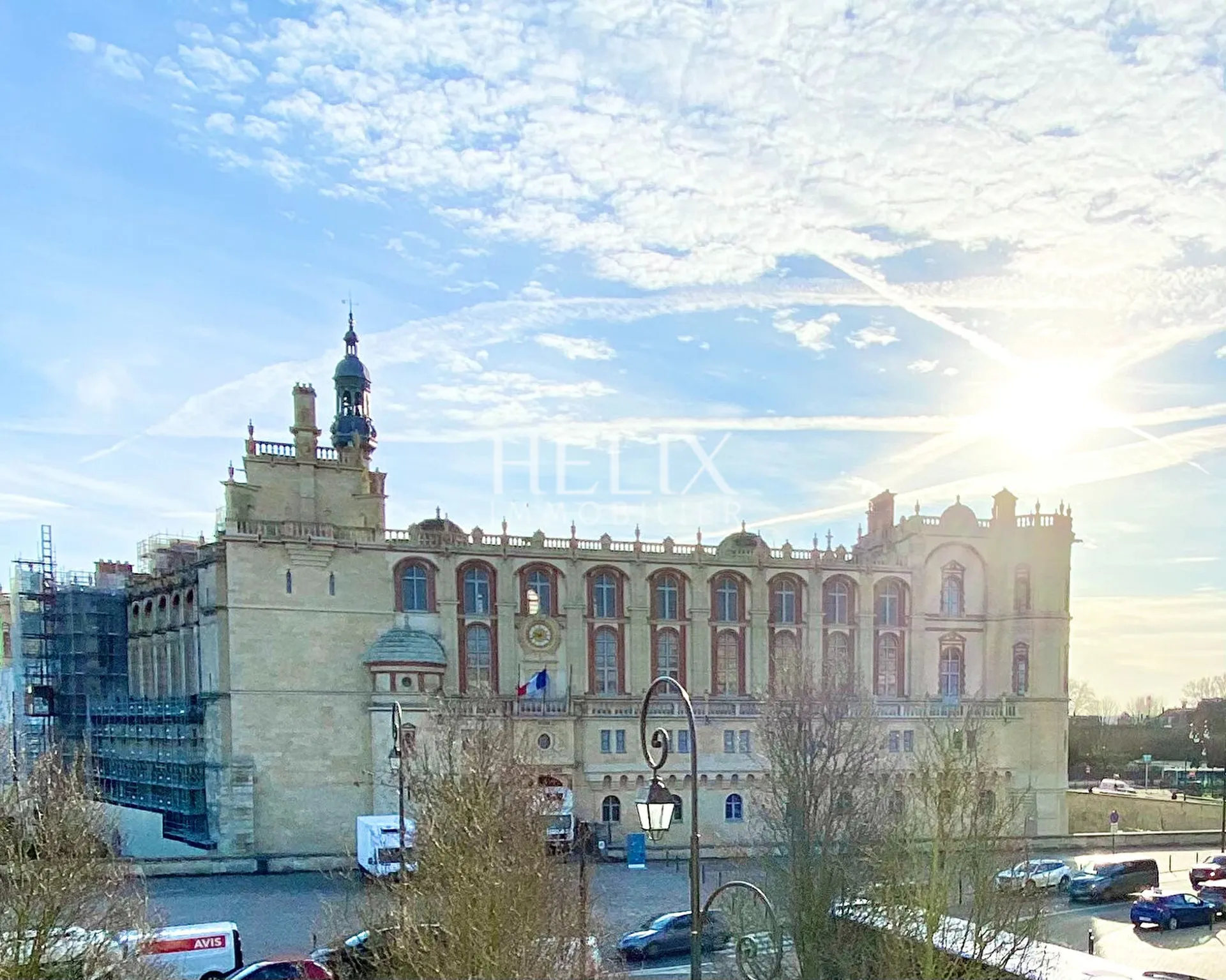 Local commercial d'une grande superficie dans le centre ville de Saint Germain en Laye près du château et du RER