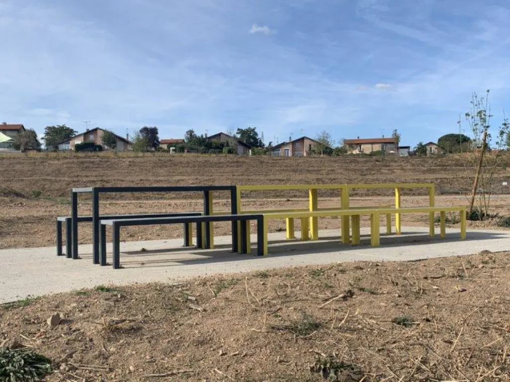 Conception et pose de bancs, chaises de détente, tables de pique nique et jeux pour enfants au Lac de Villerest près de Roanne Loire 42