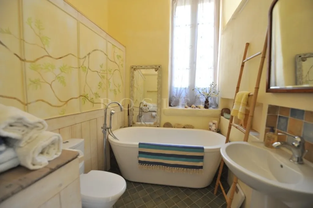 Bergerie du 16ème siècle sur 10 hectares avec vue dominante  sur le Mont Ventoux  