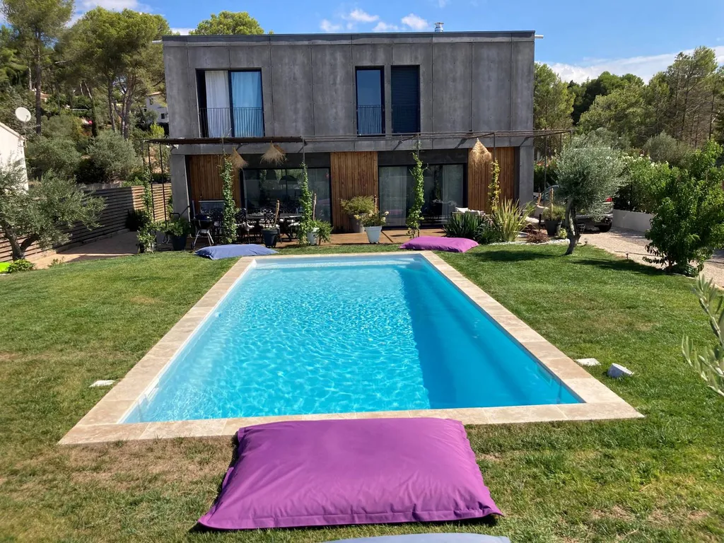 Piscine coque polyester Kryptonite C 9m avec banquette conviviale, fond incliné et réservation pour volet immergé à Six-Fours, Sanary et Bandol.