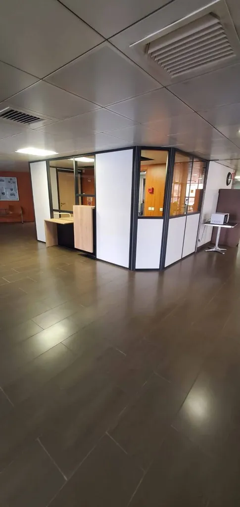 Banque d'accueil et cloisons amovibles toute hauteur à Nîmes