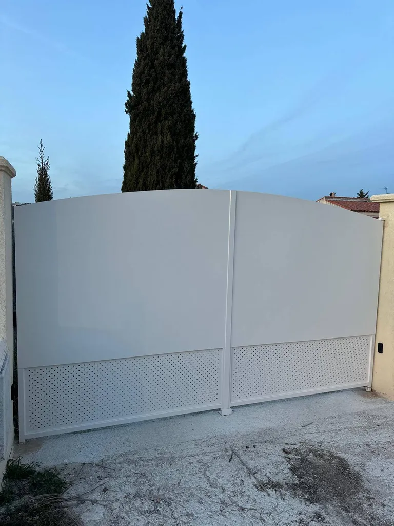 Portail et portillon en acier sur mesure à Velaux 