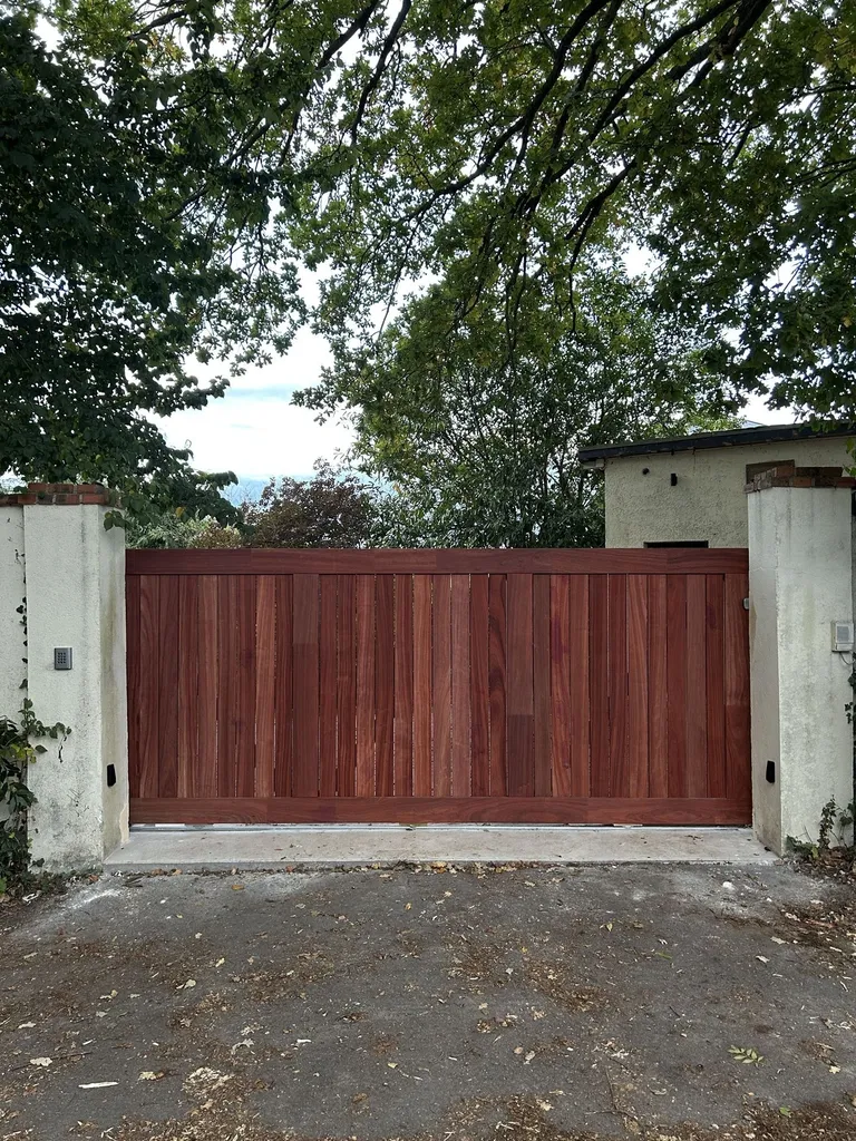 Pose de Portail Motorisé en Bois Noble, Modèle 2 Vantaux Sur-Mesure à Rouen en Seine-Maritime 76 et Barentin