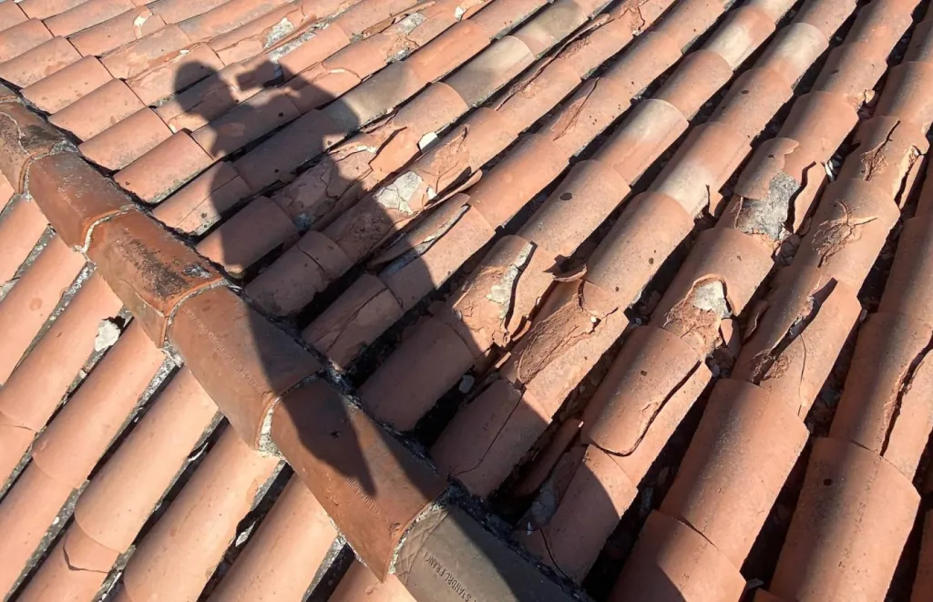 toiture avec tuiles cassées avant intervention sur martigues