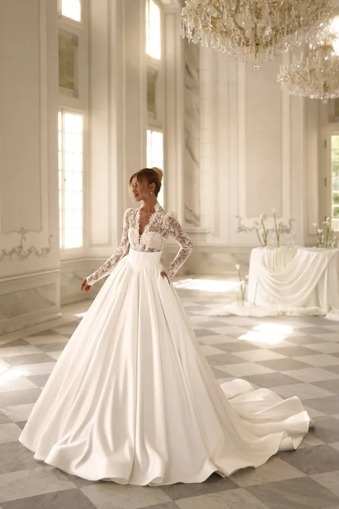 robe de mariée trapeze mikado et dentelle chantilly manches longue a marseille vieux port 