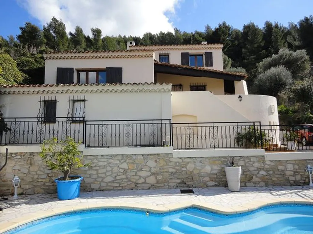 Notre zone d'activité pour ce serviceMaison familiale à Ceyreste 13600, Bouches-du-Rhône : quatre chambres minimum avec garage et accès rapide vers Marseille et Toulon