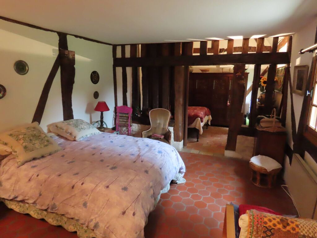 A vendre, à 10 min de CAMBREMER 14340 et MEZIDON-CANON 14270, au cœur de la campagne augeronne : deux maisons normandes sur un parc arboré avec chalet, bassin et voie verte à proximité.