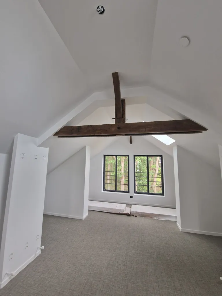 Rénovation avec peinture veloutée d’un plateau de bureau, avec plaque phonique et vitrificateur sur ferme en bois entre DREUX et CHARTRES.
