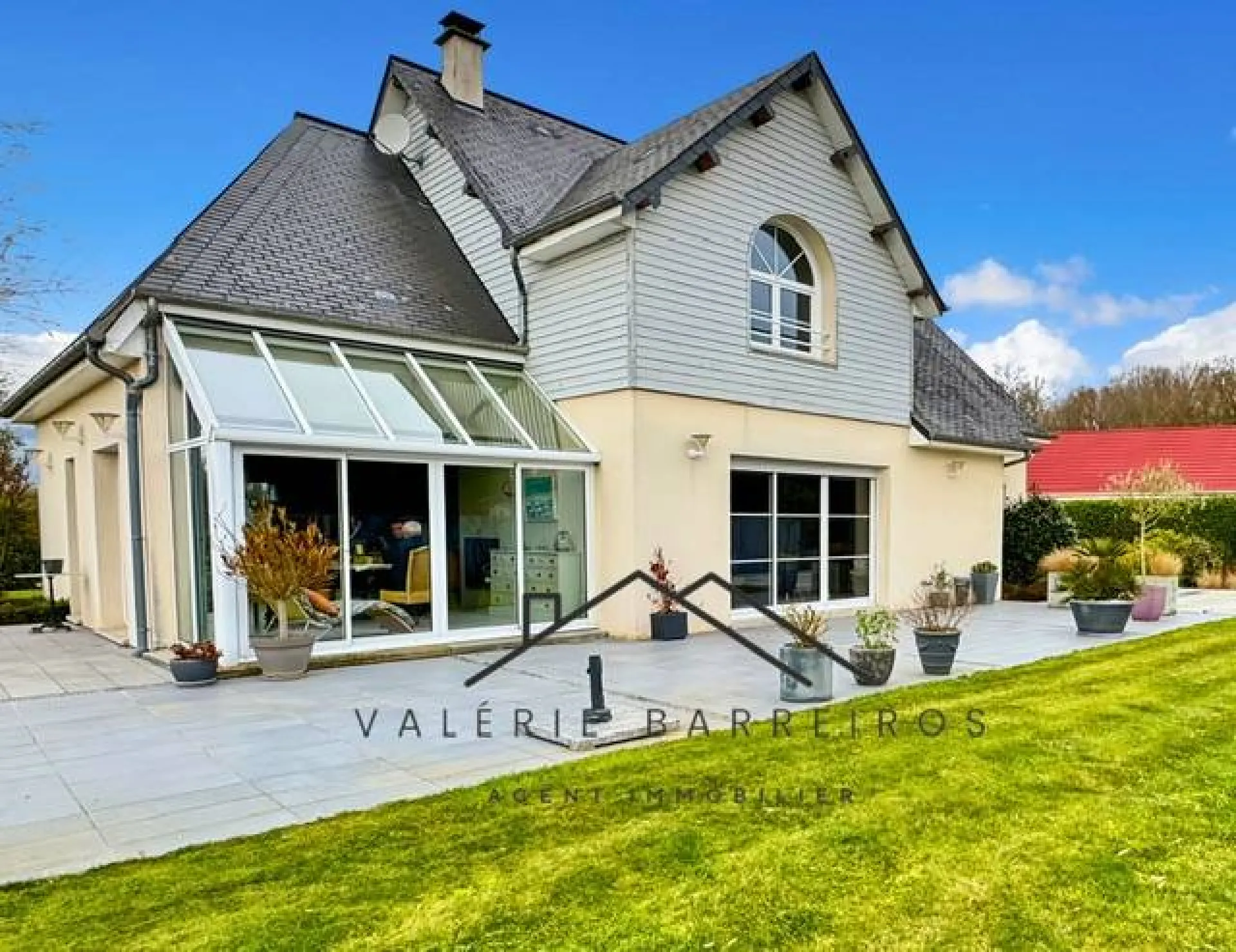 A saisir maison d'architecte de 7 pièces d'une superficie de 195 m² habitables sur un terrain de 1450m2 sur la commune de LA LONDE