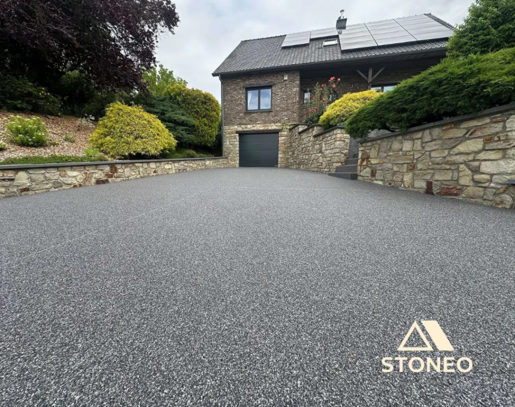 Allée de garage et parking drainant à Saint-Georges-les-Bains, Charmes-sur-Rhône, Beauchastel avec la moquette de pierre carrossable STONEO votre expert granulat de marbre et résine en Drôme, Ardèche et Isère