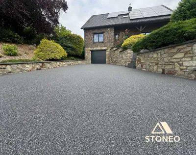 Allée de garage et parking drainant à Saint-Georges-les-Bains, Charmes-sur-Rhône, Beauchastel avec la moquette de pierre carrossable STONEO votre expert granulat de marbre et résine en Drôme, Ardèche et Isère
