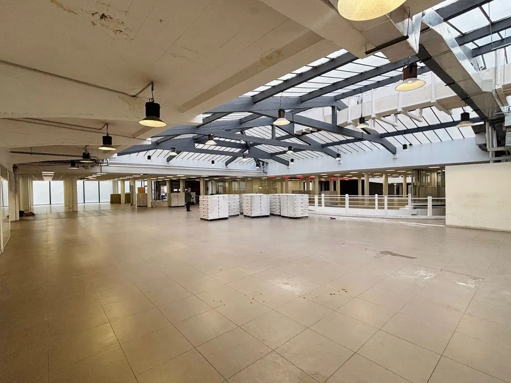Location - Entrepôt 770 m², Commerçant 15e, Place Etienne Pernet 75015 PARIS
