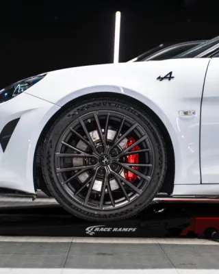 Protégez votre voiture de prestige comme cette Alpine A110 R avec un film de protection XPEL, posé par des experts passionnés à Saint-Avé.