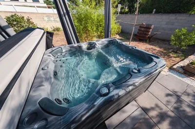 Spa rigide 4 places vendu à Lunel-Viel (34), proche de Montpellier, avec 47 jets de massage et système audio intégré. - MCR Piscines et Spas - Nîmes