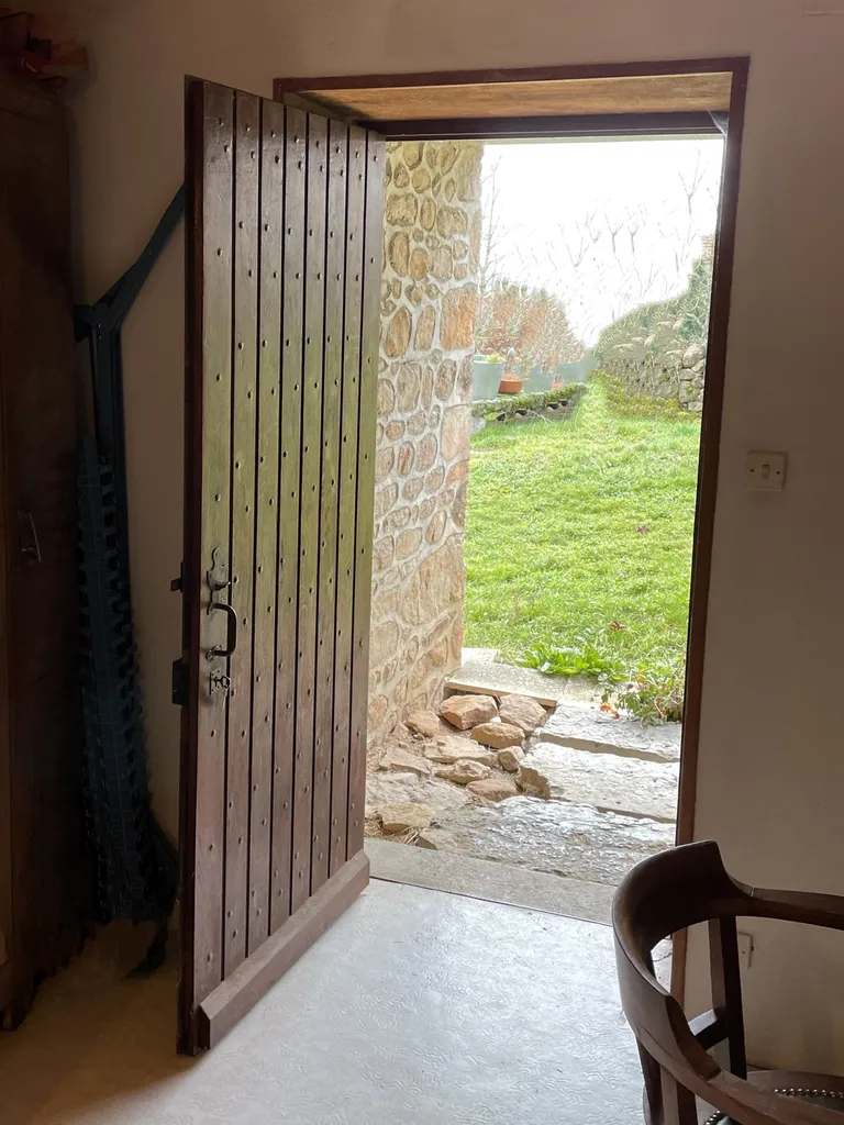 Porte d’entrée en bois vue de l’intérieur avant rénovation générant une sensation de froid et un manque d’isolation thermique
