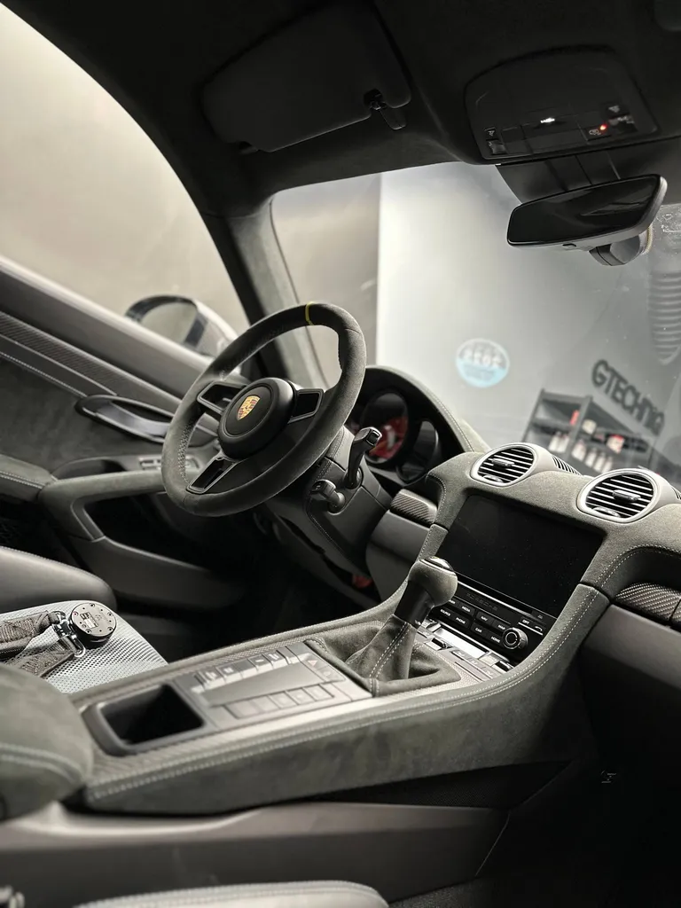 Lustrage sur une Porsche 718 Cayman GT4 RS à Le Mans (72)
