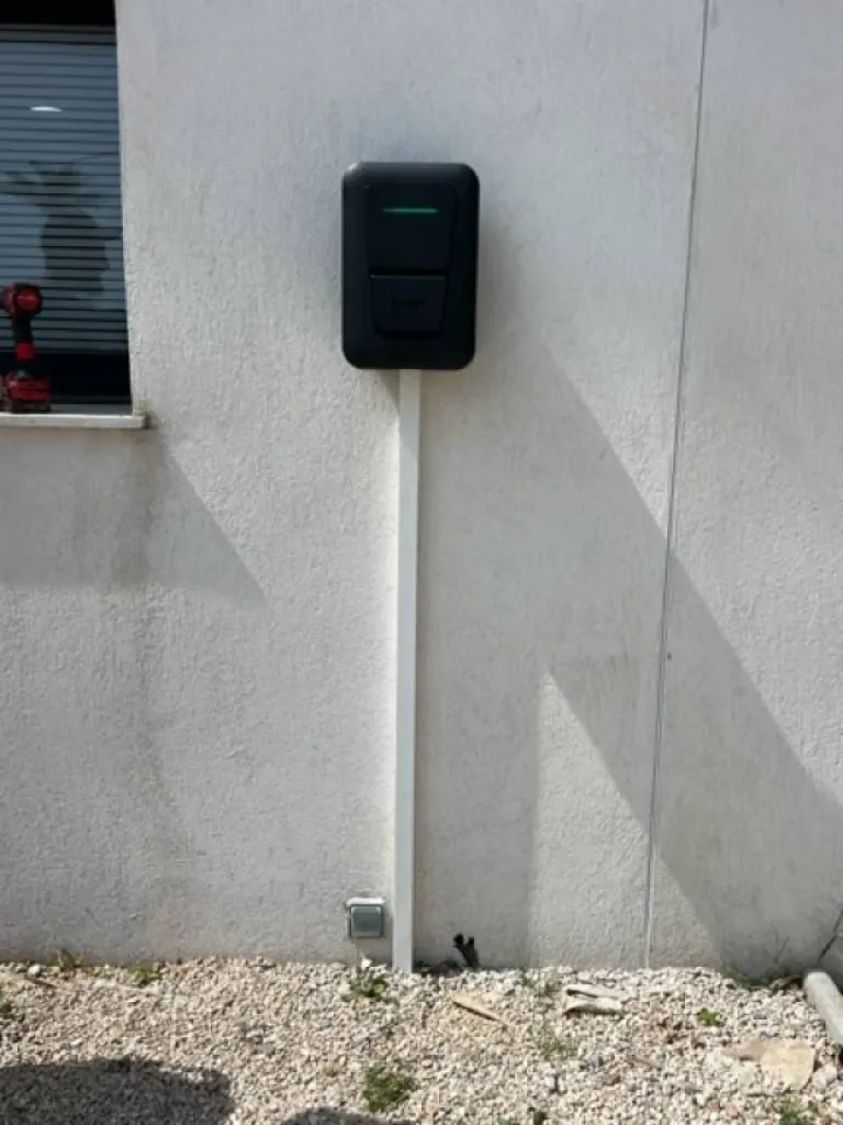 Installation d'une borne de recharge Hager Witty One à Saint Cyr sur Mer