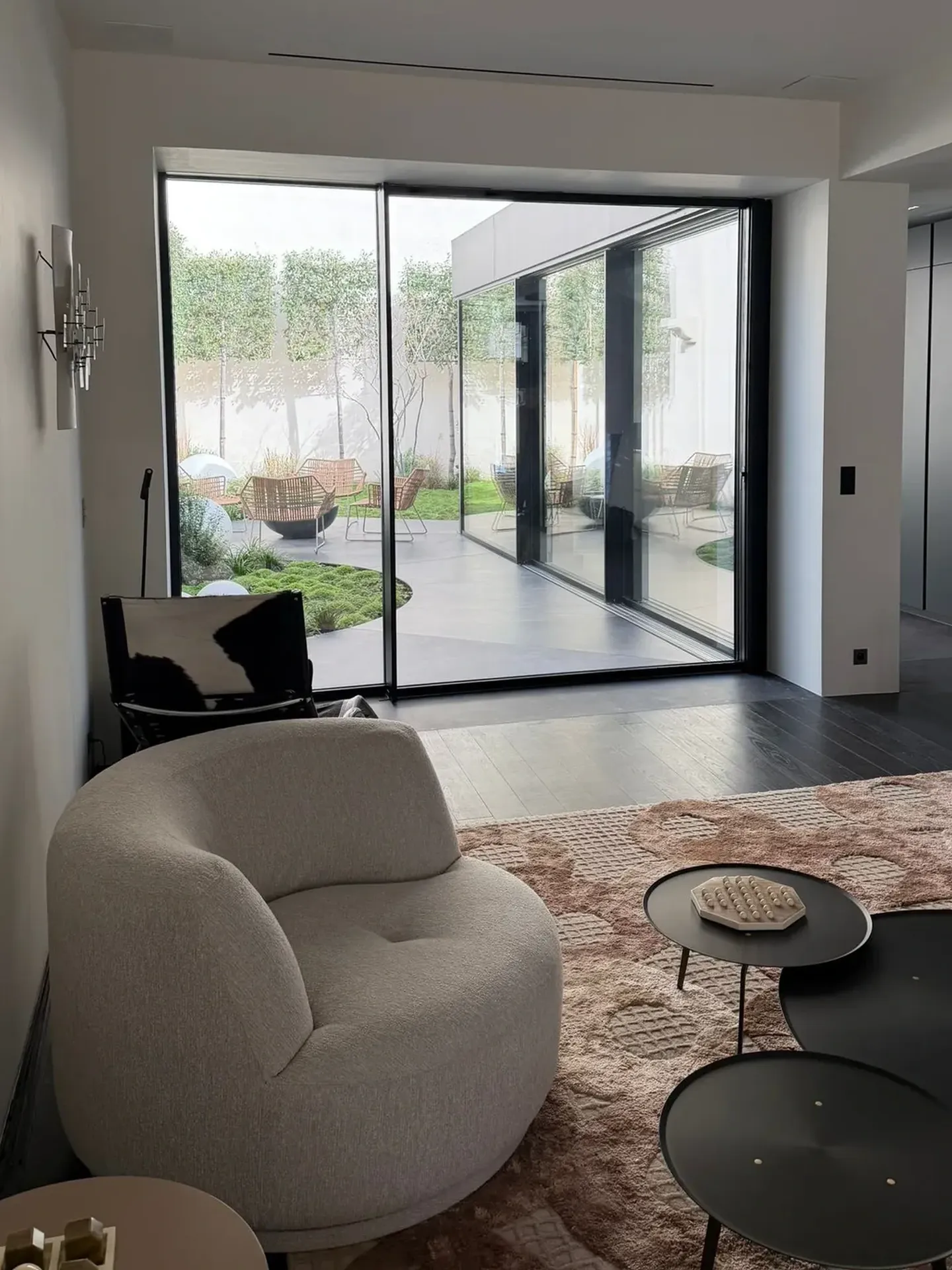Réalisation d’une pose de porte pivot vitrée en aluminium sur mesure sur Paris sans seuil avec fixe vitré et verrouillage à barre