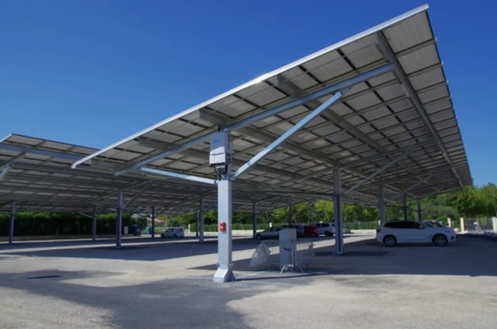 Livraison d’une installation photovoltaïque sur ombrière d’une puissance totale de 320 kWc à Salles.