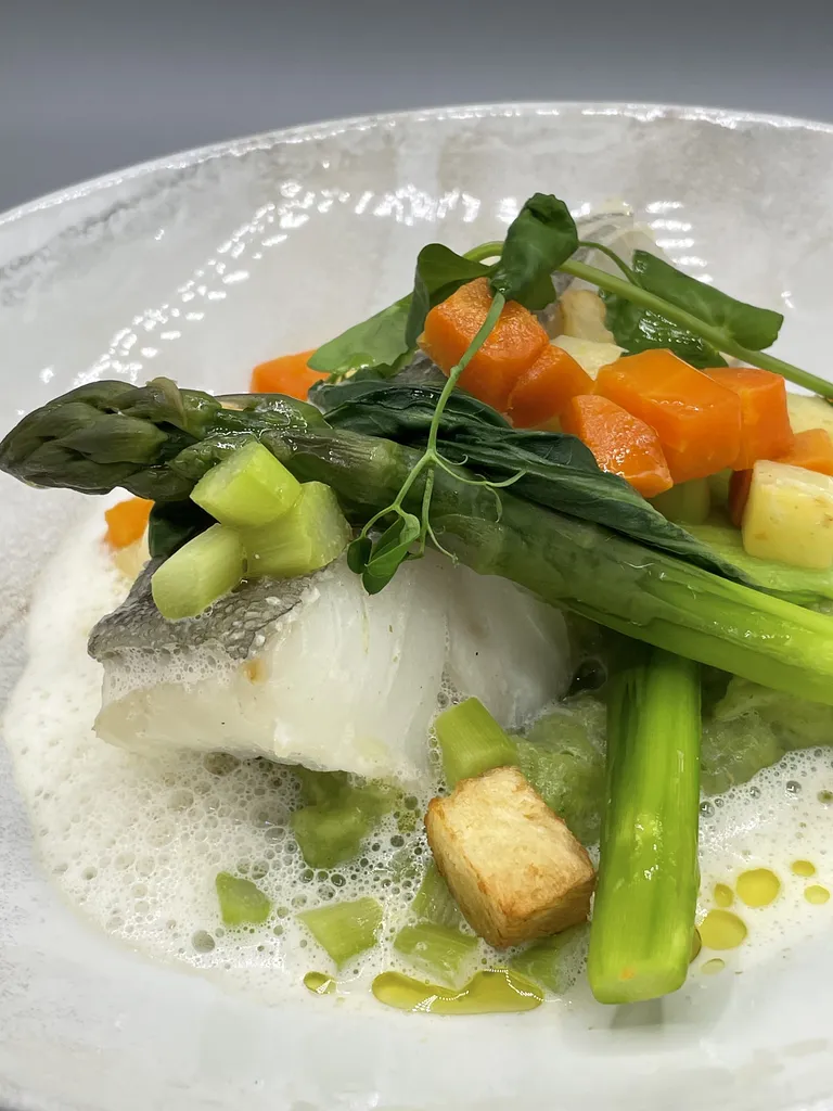 La Table de L'HDLP de Bormes Les mimosas, l'amour des beaux produits et des belles assiettes.