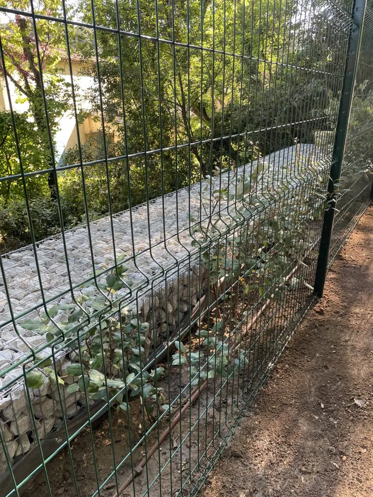 mise en place d'une cloture en panneaux soudé pour fermer la propriété