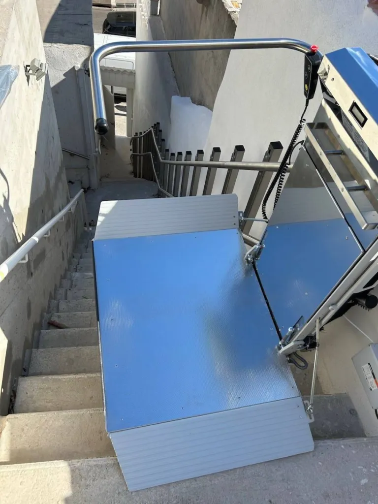 programmation des éléments de sécurité de la plateforme oblique Lehner Stratos en extérieur dans un escalier droit avec palier intermédiaire à proximité de la mer à Marseille