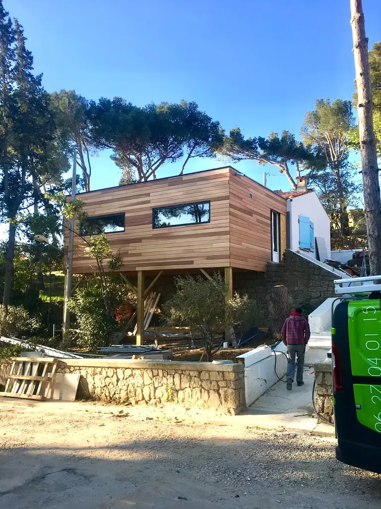 Construction d’une extension en bois sur-mesure pour agrandissement sur-mesure et adapté à Narbonne Plage
