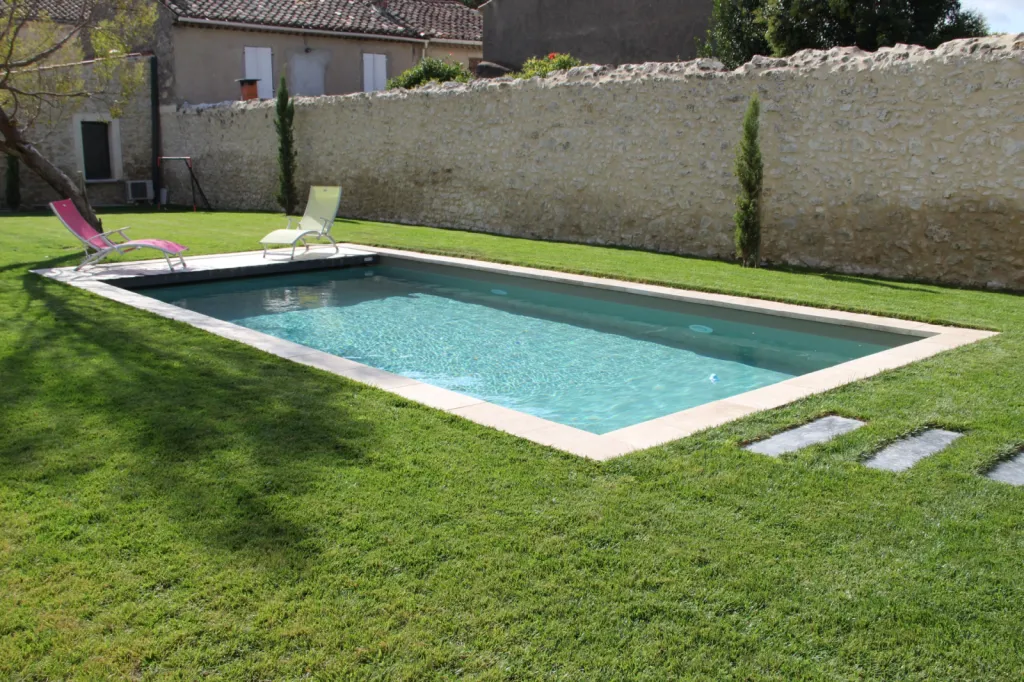 Piscine rectangulaire en béton à Mimizan (40) – Filtration basse consommation – Installation clé en main Aloha Piscines
