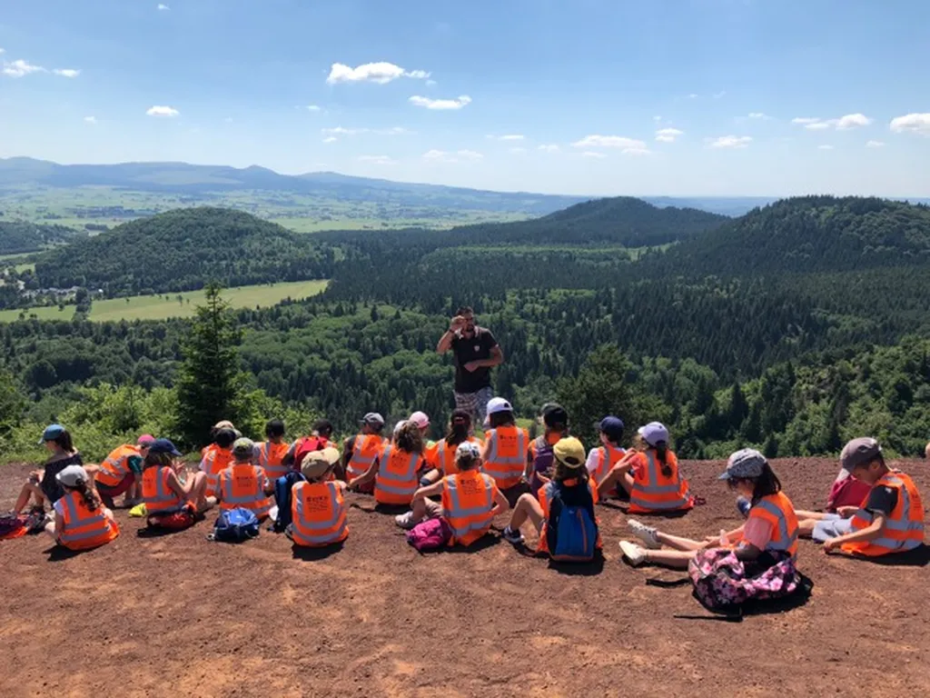 Centre d'hébergement pour projet volcan au Puy-de-Dôme vers Pontgibaud et Vulcania : salles de classe équipées, organisation de séjour et 134 couchages