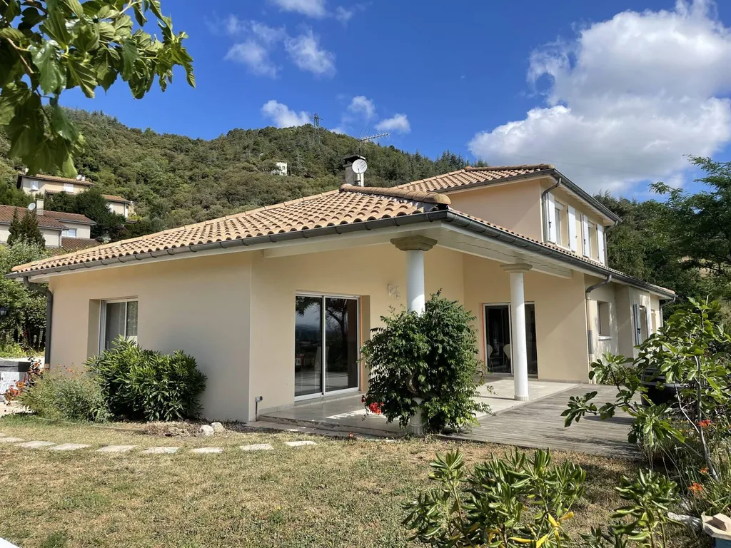 Ravalement de façade en couleur champagne pour une maison située à Saint-Peray, à 20 minutes de Valence.