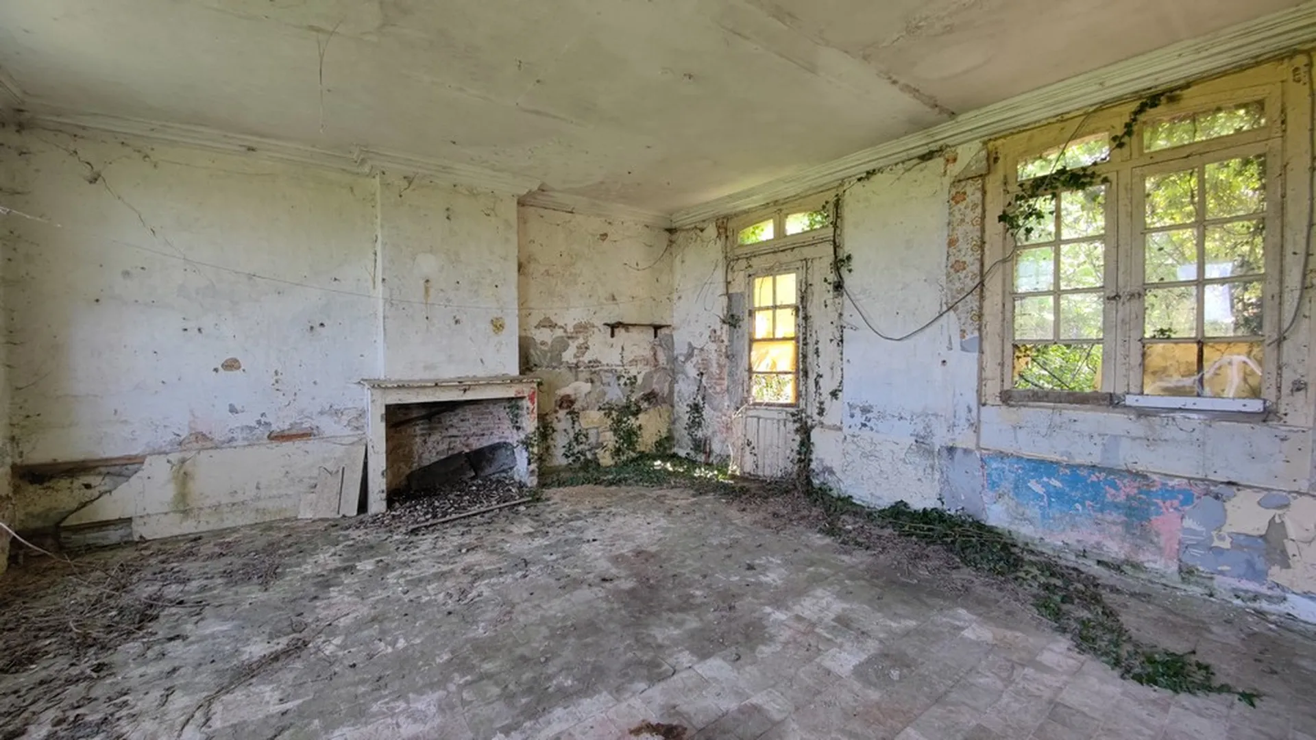 Au rez-de-chaussée, cette maison à acheter en Seine-Maritime comprend un séjour et deux salons avec cheminées anciennes.