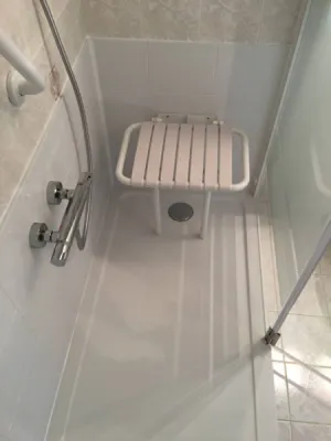 Remplacement baignoire par douche senior sécurisée