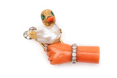 CARTIER Paris, Broche or et corail adjugée 18 300 €