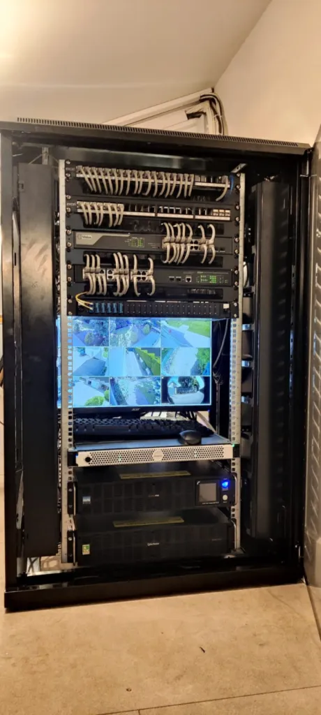 Installation d'un système complet AVIGILON comprenant vidéosurveillance et interphonie à Saint Ismier : détection intrusion par caméras thermiques et raccordement à un télésurveilleur