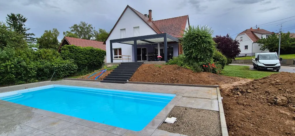 Installation pergola bioclimatique sur-mesure avec stores latéraux en gris anthracite