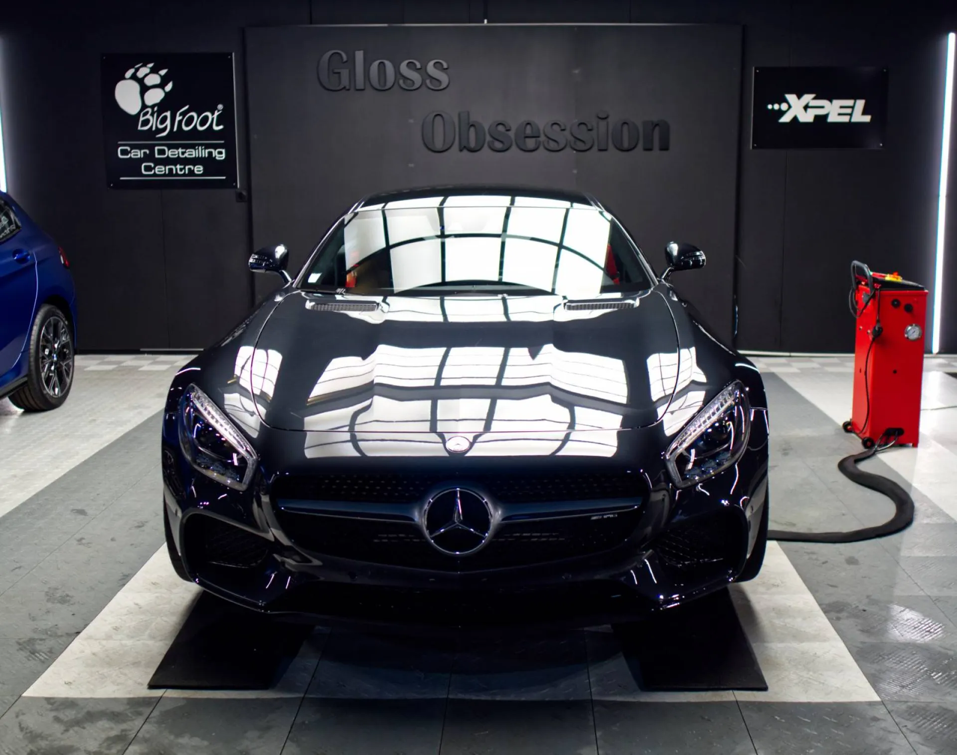 Le film de protection PPF XPEL posé sur le bloc avant de cette Mercedes-AMG GT S assure une protection discrète et durable sans altérer son design.