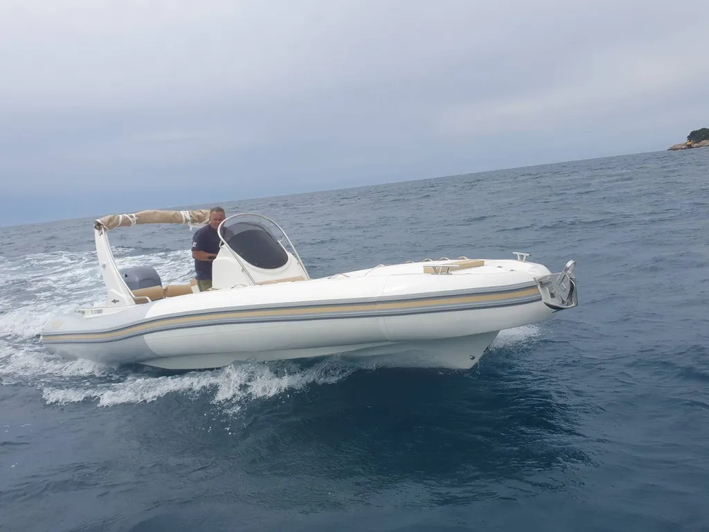 location de bateau a moteur semi rigide a bandol