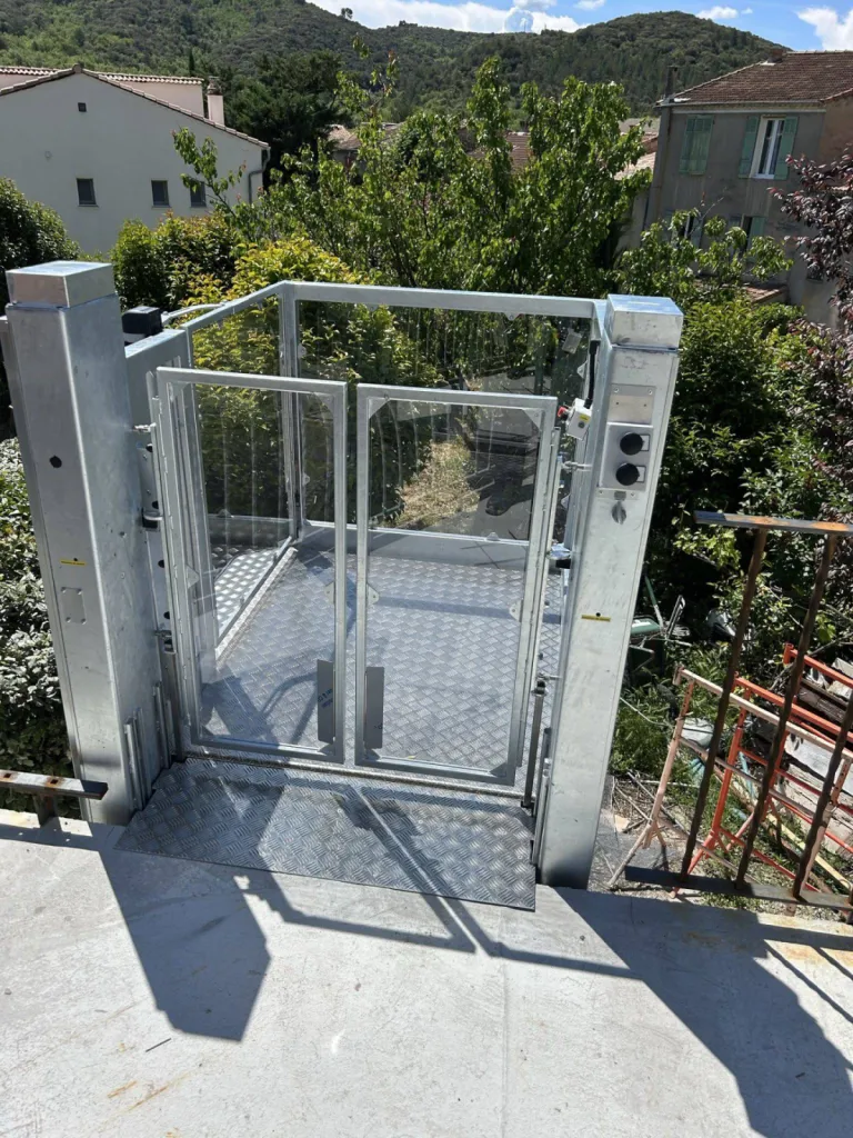 L'arrivée à l'étage de cette plateforme verticale Strategos à Oraison