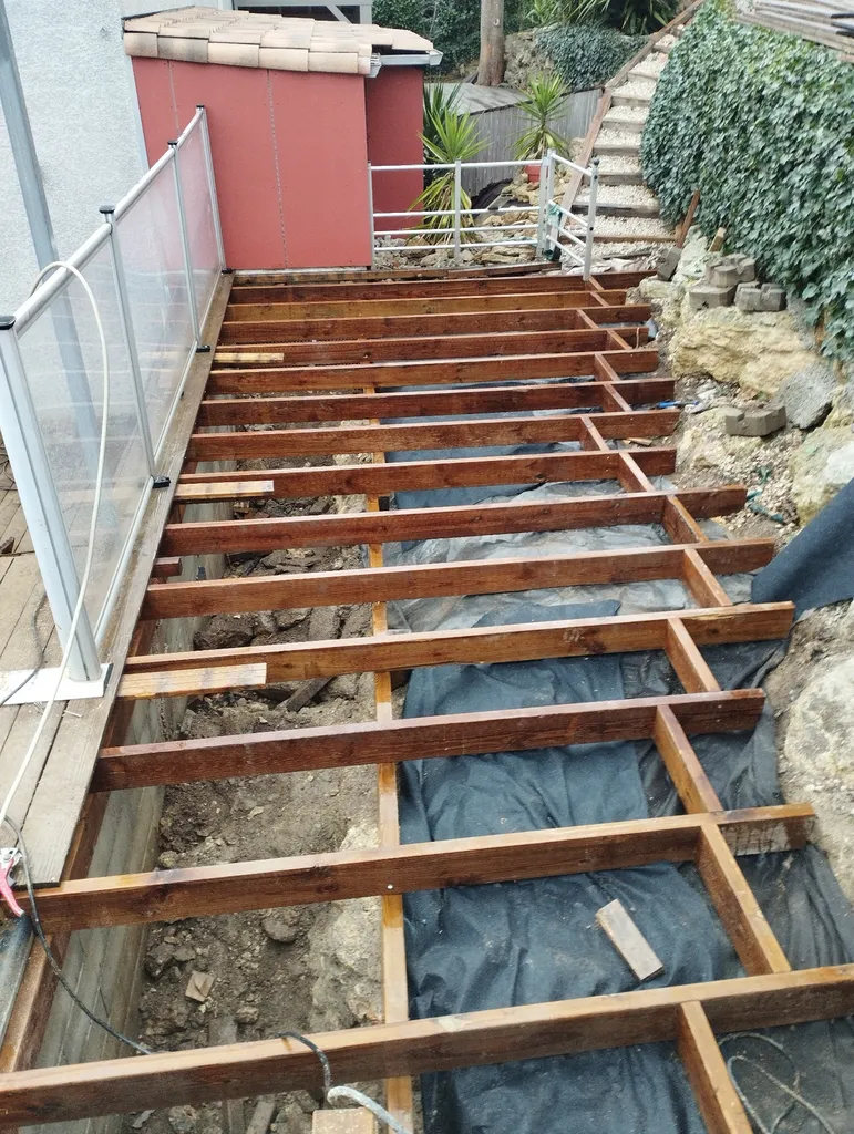 analyse d'une ancienne terrasse en douglas d'environ 70 mètres carrés démontage récupération du passage et remontage avec nouvelle structure à Poussan à côté de Sète dans l'Hérault