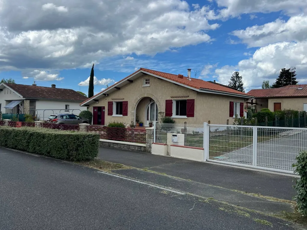 Comment refaire une couverture en tuiles avec lattage et contre-lattage solide pour une toiture de maison située à Ychoux
