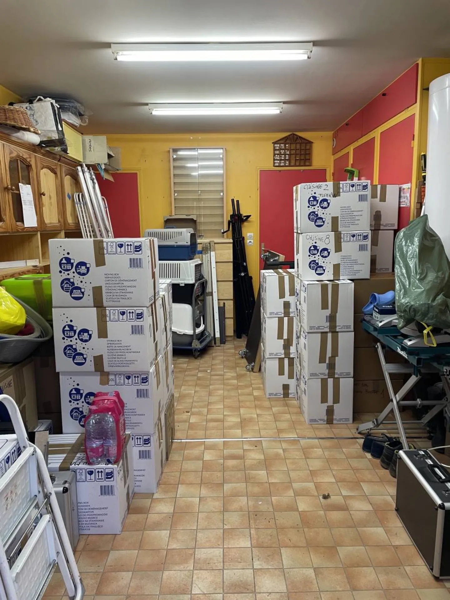 garage à voiture rempli de carton prêt à être transportés par des déménageurs d'yvetot